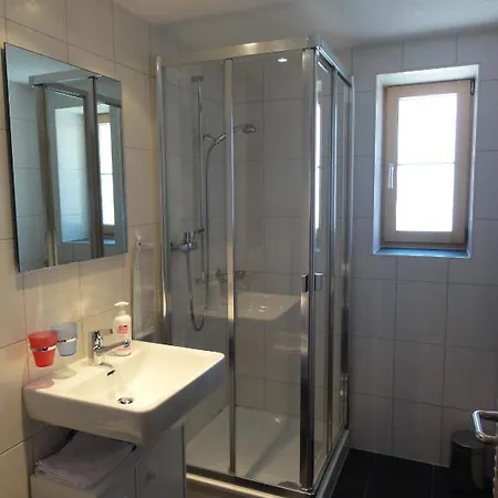 申比尔小木屋酒店 *